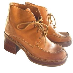 “Wild pair” vintage chunky heel lace up leather dream boots / booties size 8